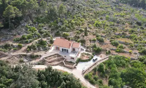 Hvar, Vrbanj – Prostrana kamena kuća s apartmanom