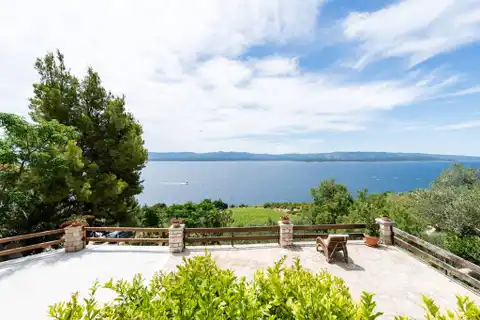 Brač, Bol - Kamena kuća sa četiri apartmana