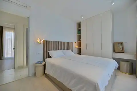 Seget Vranjica – moderna duplex vila s dva bazena i pogledom na more