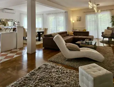 Загреб, Врапче - четырехкомнатная квартира с гаражом