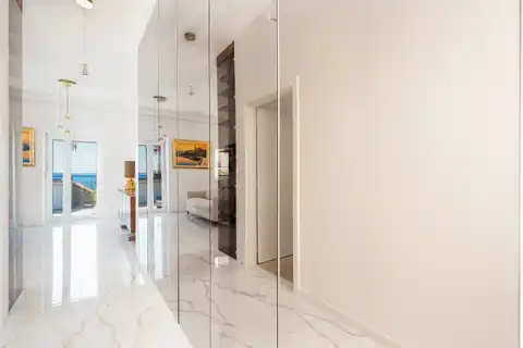 Podstrana - Dvosoban stan sa krovnom terasom i parking mjestom