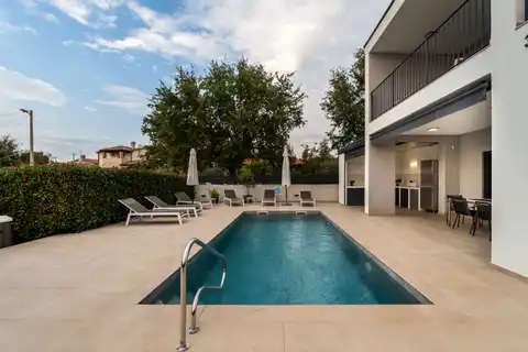 Poreč, okolica - vila 140m² s bazenom i jacuzzijem, useljiva