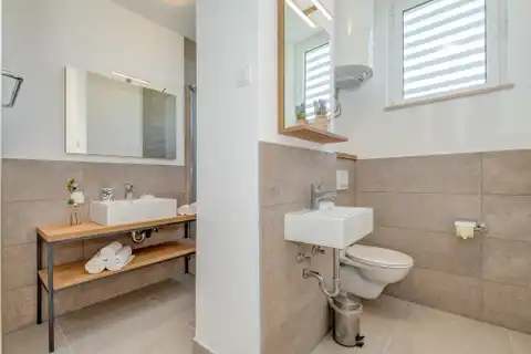 Brač, Sutivan - Investicijska prilika, stambena zgrada