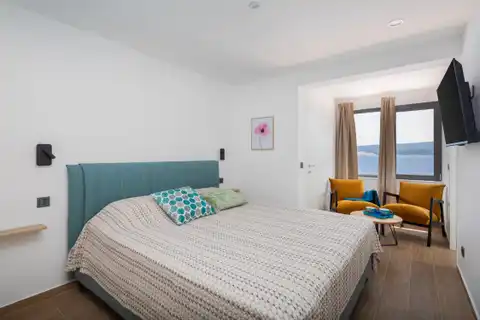 Омиш, Станичи – вилла на первой линии у моря с большим потенциалом