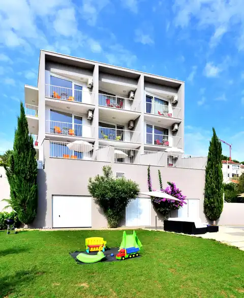 Brač, Sutivan - Investicijska prilika, stambena zgrada