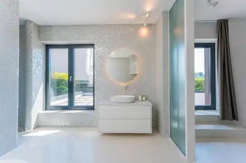 Zagreb, Šestine – Moderna družinska vila z bazenom, obdana z zelenjem, najem