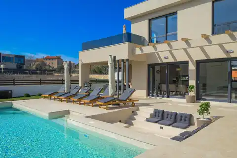 Rovinj- vila s bazenom u modernoj novogradnji