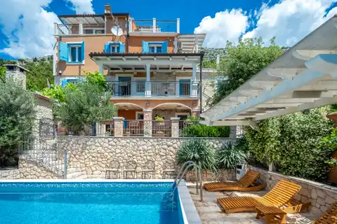 Split - Autentična vila među maslinicima s pogledom na more i bazenom