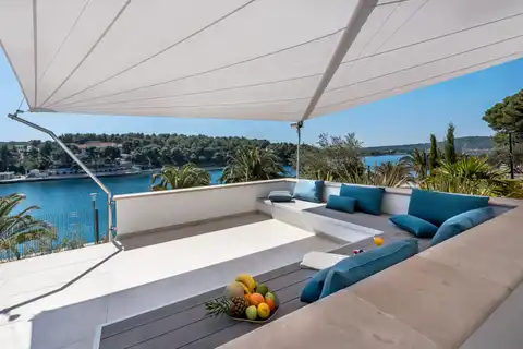 Brač, Milna - Villa moderna in prima fila sul mare, 264 m2