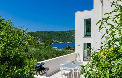 Dubrovnik, Zaton – Bijela moderna vila uz more s dodatnim zemljištem