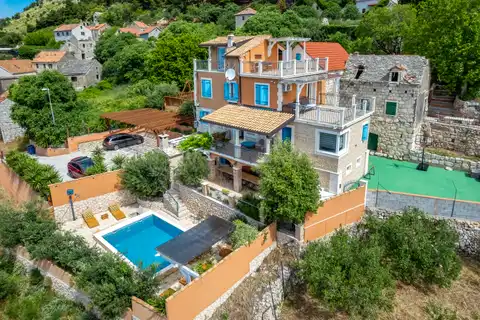 Split - Autentična vila među maslinicima s pogledom na more i bazenom