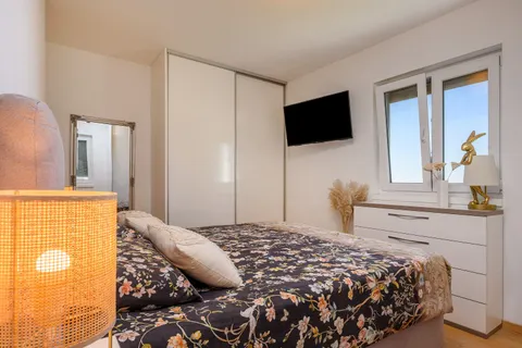 Split, Žnjan - luksuzan trosobni stan s pogledom na more