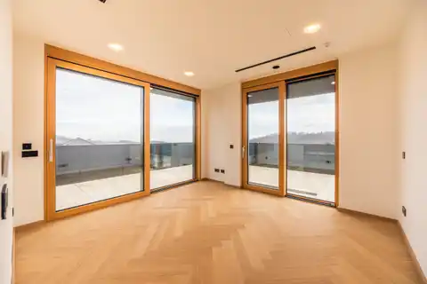 Загреб, Грачани – четырехкомнатная квартира с садом и просторными террасами.