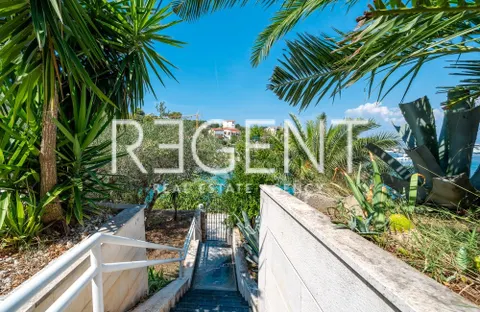 Šolta, Rogač - Villa mediterranea in prima fila sul mare 264 m2 vendita esclusiva