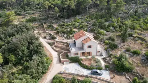 Hvar, Vrbanj – Prostrana kamena kuća s apartmanom