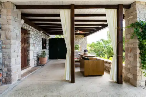 Brač, Bol - Kamena kuća sa četiri apartmana