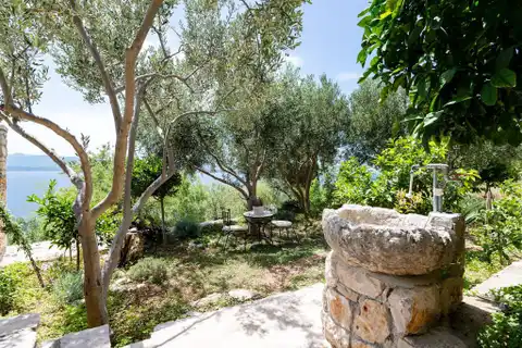 Brač, Bol - Kamena kuća sa četiri apartmana