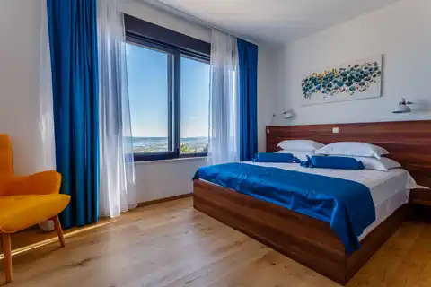 Vila 232 m², Kaštel Stari — 4SS, grijani bazen, pogled na more