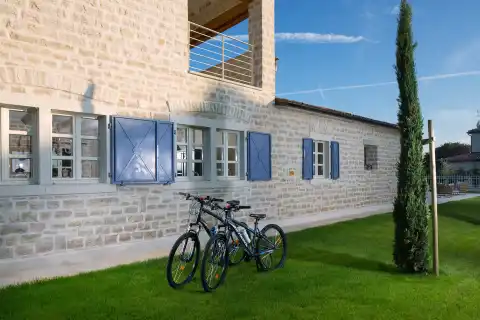 Istria, Poreč - Attractive stone villa with a tennis court and a swimming pool