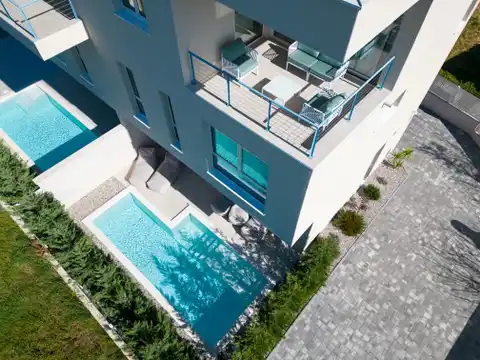 Seget Vranjica – moderna duplex vila s dva bazena i pogledom na more