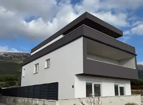 Kaštel Sućurac - Two-bedroom apartment with a spacious terrace in a peaceful environment