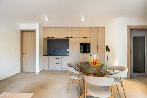 Ravna Gora, kuća 146 m² — 2 stana, privatni lift, bazen