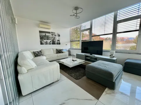 Záhřeb Medvedgradská - Luxusní třípokojový penthouse 105m2 pronájem