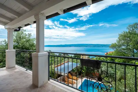 Split - Autentična vila među maslinicima s pogledom na more i bazenom