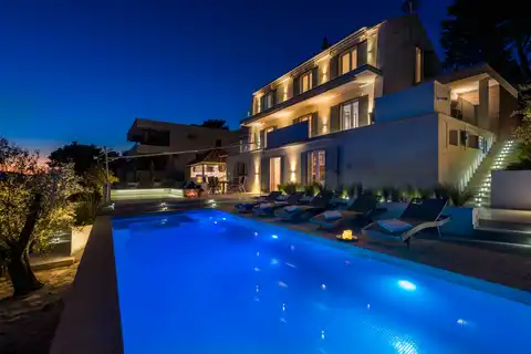 Brač, Milna - Villa moderna in prima fila sul mare, 264 m2