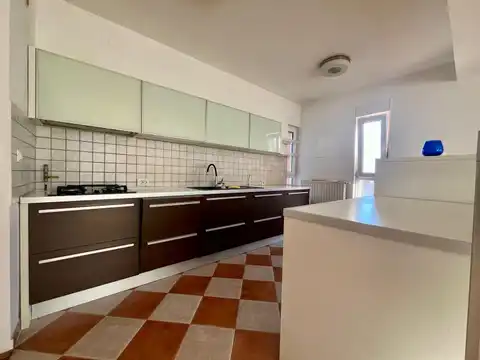 Загреб, Врапче - четырехкомнатная квартира с гаражом