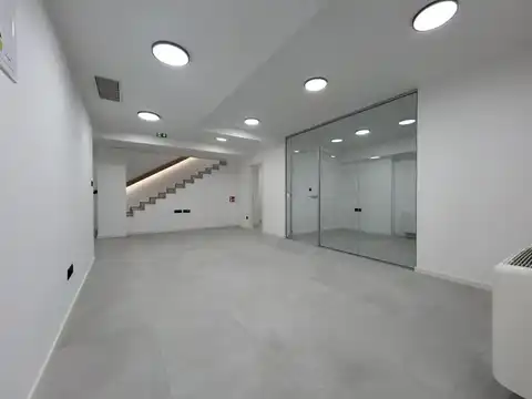 Zagabria, Trešnjevka - ampio locale commerciale su due livelli con parcheggio