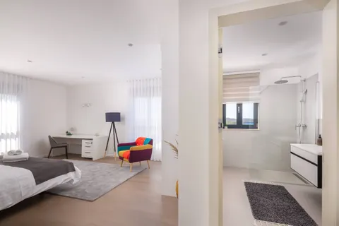 Ostrov Brač, Milna – Nově postavená luxusní vila o rozloze 370 m2 s velkým hydromasážním bazénem