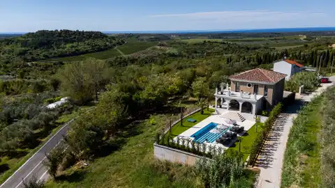 Villa 384 m² bei Buje – Pool, Blick und 832 m² Grundstück