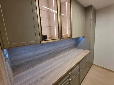 Split, Pujanke - Renoviran trosoban stan s lođom