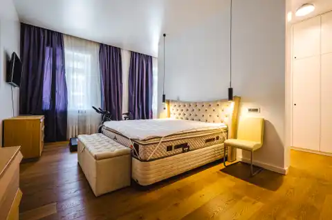 Appartamento 240 m², Donji grad — 3 camere da letto, balcone, parcheggio