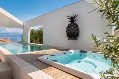 Brač - Moderna vila s bazenom, jacuzzijem i saunom