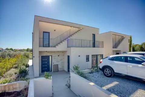 Kuća 230 m² — grijani bazen, krovna terasa, Poreč