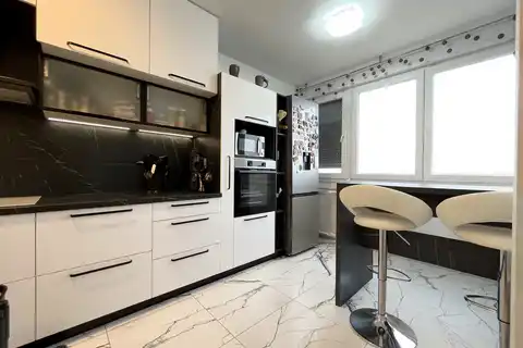 Zagreb, Sloboština - renoviran trosoban stan s lođom