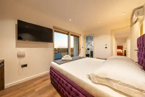 Split, Strožanac - Moderna vila s pogledom na more, bazenom i pomoćnim objektom 50 m2