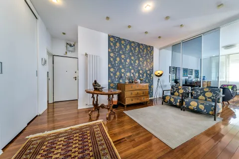 Zagreb, Centar – Elegantni četverosobni stan