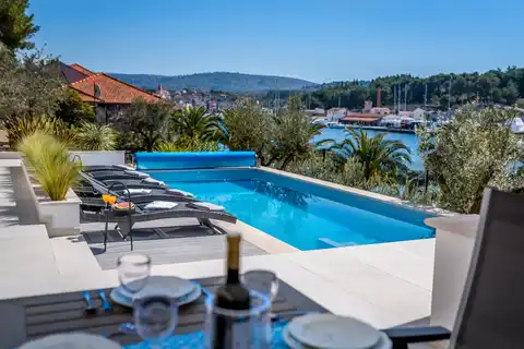 Brač, Milna - Villa moderna in prima fila sul mare, 264 m2