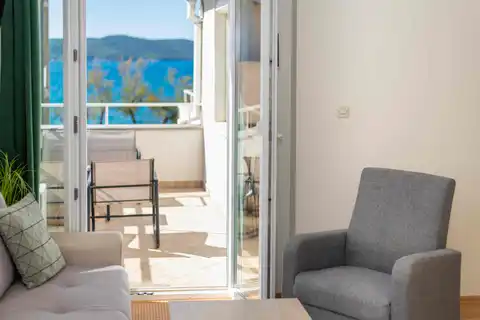 Villa 472 m², Brodarica — en première ligne de mer, 3 appartements