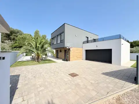 Vila 200 m², Pula — 3 spavaće sobe, grijani bazen, garaža, sauna