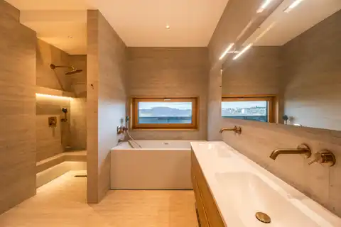 Загреб, Грачани – четырехкомнатная квартира с садом и просторными террасами.