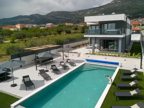 Split, Kaštela - Vila modernog dizajna sa bazenom i pogledom na more