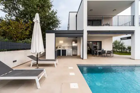 Poreč, okolica - vila 140m² s bazenom i jacuzzijem, useljiva