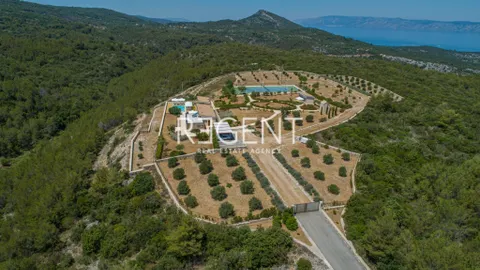 Hvar, Ivan Dolac - majetok v srdci ostrova 140 000m2