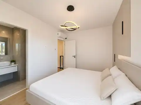 Dvoetažni stan 140 m², Brodarica, Šibenik- 3SS, krovna terasa, garaža