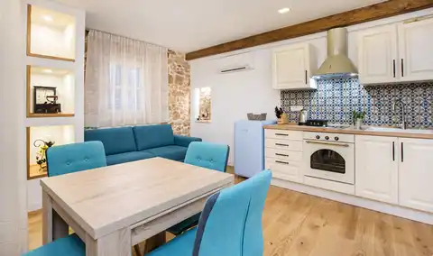 Šibenik, centrum – zrekonstruovaný kamenný dům se třemi apartmány