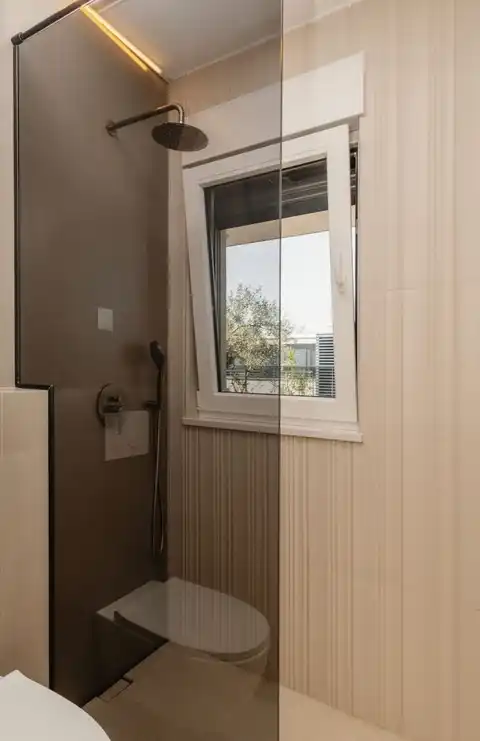 Split, Sirobuja - Trosobni penthouse sa bazenom